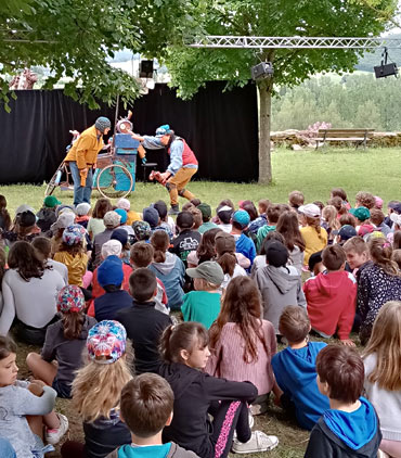 Spectacle lors d&apos;un rassemblement organisé par Adoc12